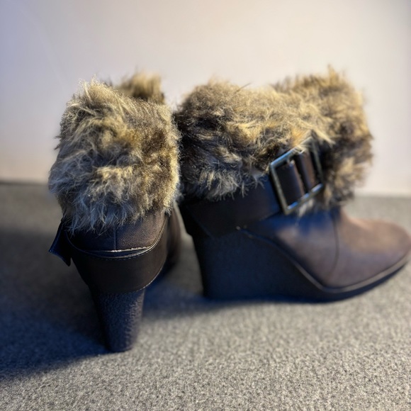 Nine West ankle boots, Fur trim. Size 9, Dark Chocolate Brown. New, Never used. - Picture 5 of 7
